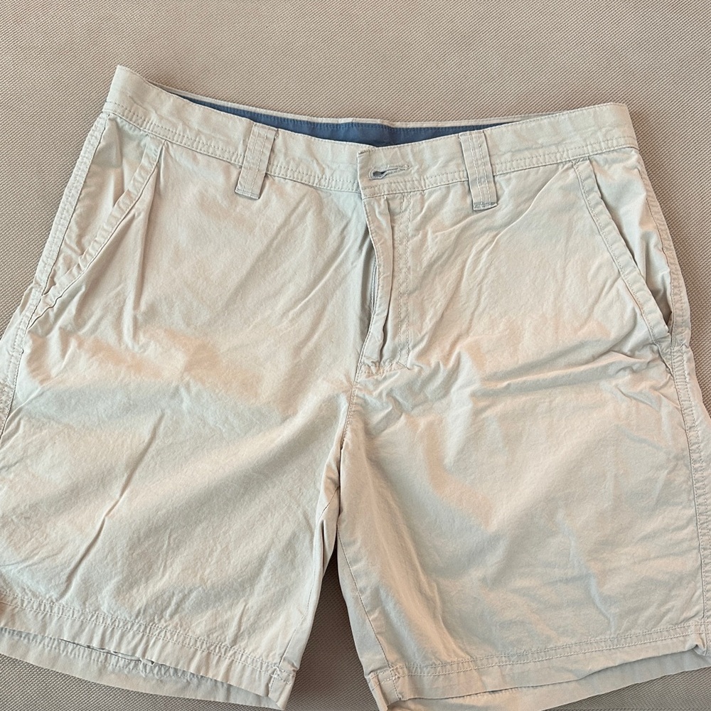 Columbia Men's Cream Flat Front Shorts